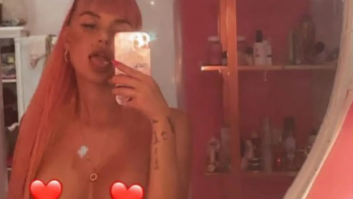 Bonnie Strange postet ein Bild von sich, auf dem man sie kaum bekleidet und oben ohne in ihrer Instagram-Story vom 07.03.2021 sieht.