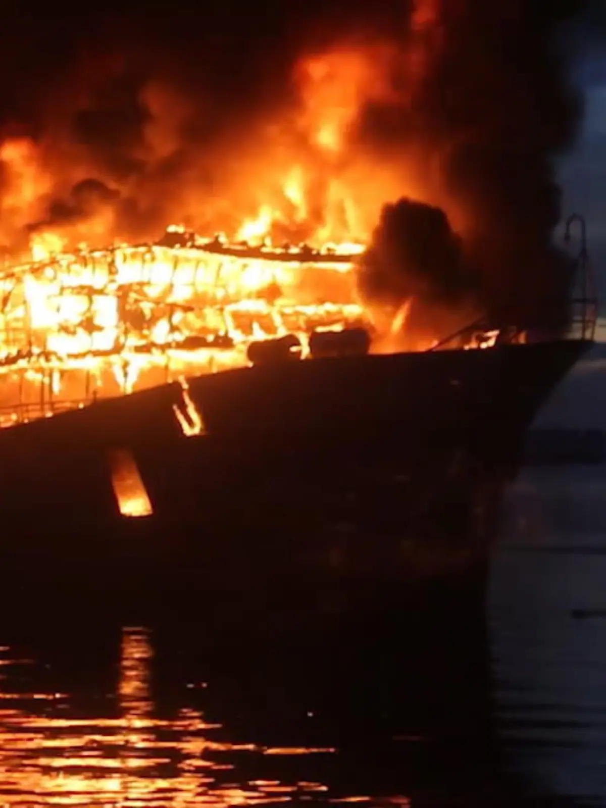 Im Westen der Insel Neuguinea brennt ein Passagierschiff aus. Verletzt wurde niemand. Als Ursache für das Feuer werden weggeworfene Zigarettenstummel vermutet.