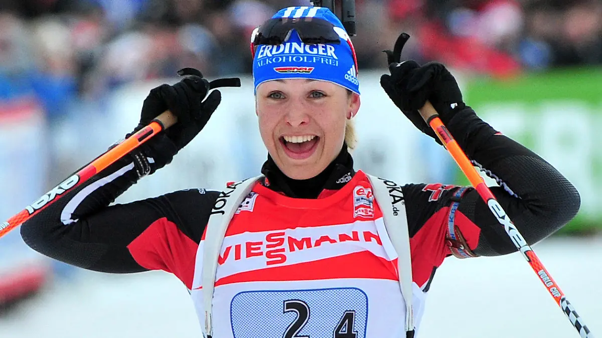 ARCHIV - Die deutsche Biathletin Magdalena Neuner jubelt nach ihrem Sieg in der 4x6km Staffel bei der WM in Chanty-Mansijsk (Archivfoto vom 13.03.2011). Jeder dritte Deutsche wünscht sich, dass Biathlon-Star Magdalena Neuner weitermacht. Aber auch die Rücktrittsentscheidung der Rekord-Weltmeisterin stößt auf großen Respekt. Immerhin 36 Prozent gaben in einer Befragung des Marktforschungsinstituts YouGov an, dass die 25-Jährige ihren Schritt nicht rückgängig machen sollte. Foto: Martin Schutt dpa (zu dpa-Umfrage «Umfrage: Respekt für Neuners Rücktritts-Entscheidung» vom 23.02.2012)  +++(c) dpa - Bildfunk+++