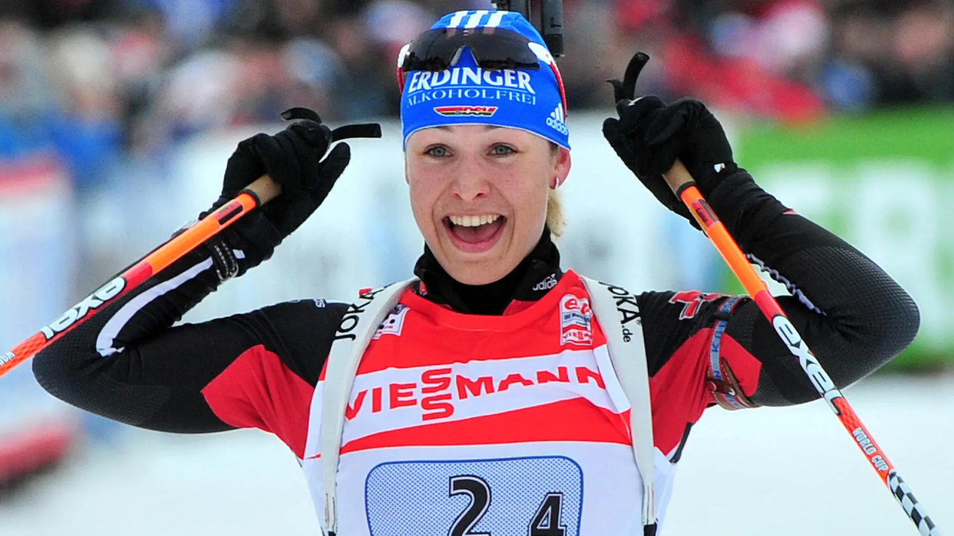 ARCHIV - Die deutsche Biathletin Magdalena Neuner jubelt nach ihrem Sieg in der 4x6km Staffel bei der WM in Chanty-Mansijsk (Archivfoto vom 13.03.2011). Jeder dritte Deutsche wünscht sich, dass Biathlon-Star Magdalena Neuner weitermacht. Aber auch die Rücktrittsentscheidung der Rekord-Weltmeisterin stößt auf großen Respekt. Immerhin 36 Prozent gaben in einer Befragung des Marktforschungsinstituts YouGov an, dass die 25-Jährige ihren Schritt nicht rückgängig machen sollte. Foto: Martin Schutt dpa (zu dpa-Umfrage «Umfrage: Respekt für Neuners Rücktritts-Entscheidung» vom 23.02.2012)  +++(c) dpa - Bildfunk+++