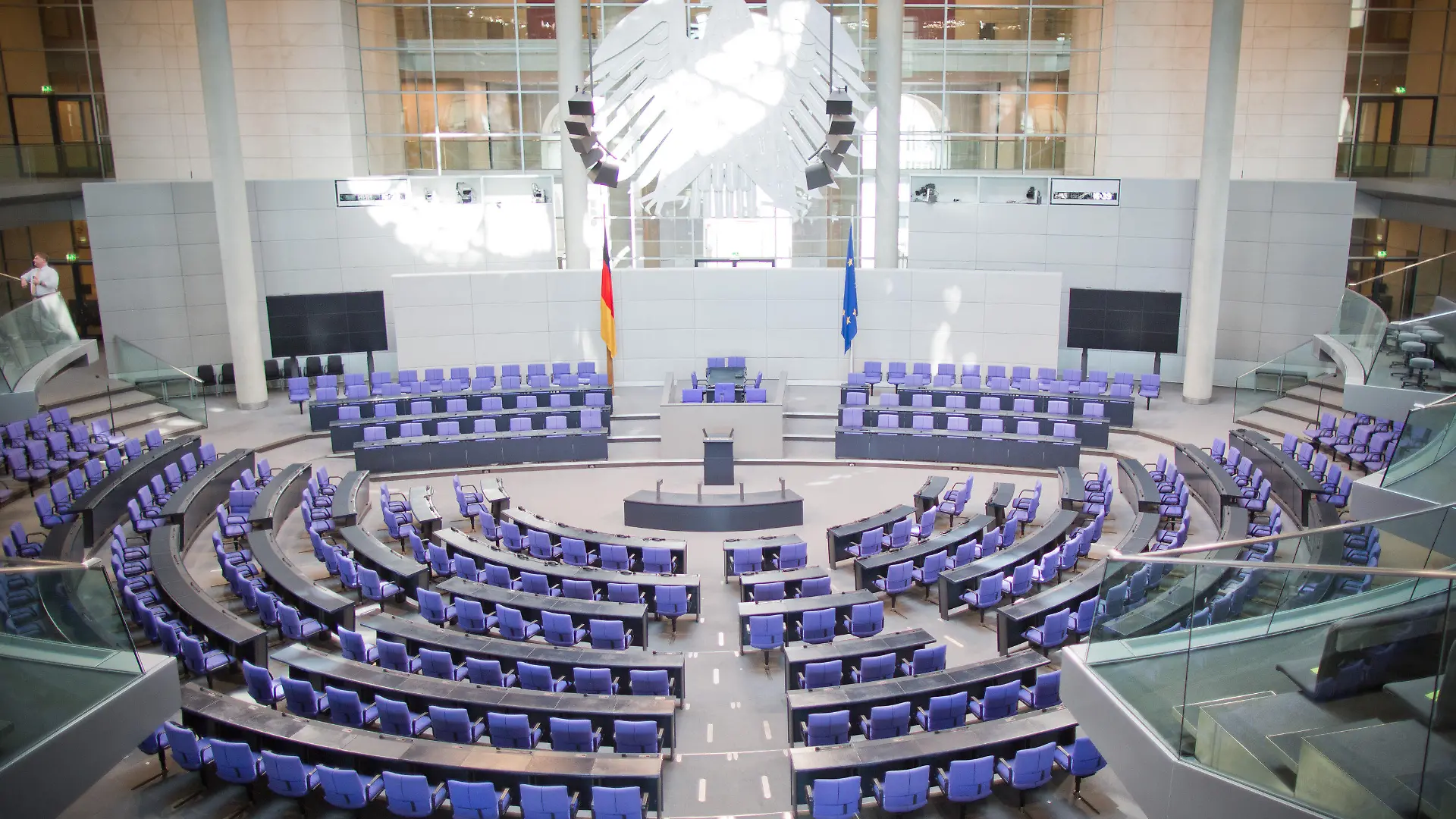 Ein Blick in den leeren Plenarsaal, aufgenommen nach der letzten Sitzung am 28.06.2013 im Bundestag in Berlin. Die Sitzung war die voraussichtlich letzte reguläre Sitzung der 17. Legislaturperiode des Deutschen Bundestags. Foto: Michael Kappeler/dpa +++(c) dpa - Bildfunk+++