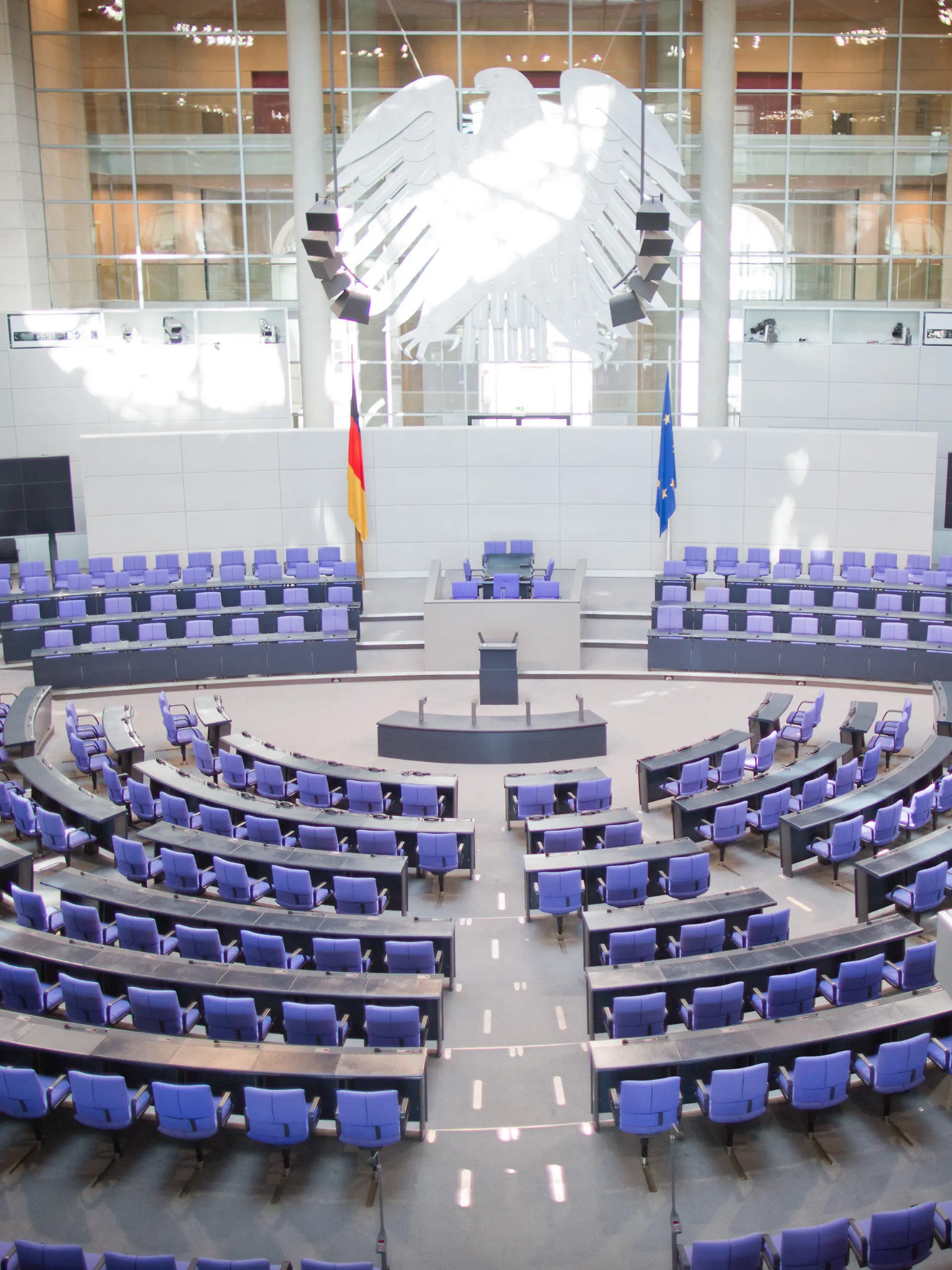 Ein Blick in den leeren Plenarsaal, aufgenommen nach der letzten Sitzung am 28.06.2013 im Bundestag in Berlin. Die Sitzung war die voraussichtlich letzte reguläre Sitzung der 17. Legislaturperiode des Deutschen Bundestags. Foto: Michael Kappeler/dpa +++(c) dpa - Bildfunk+++