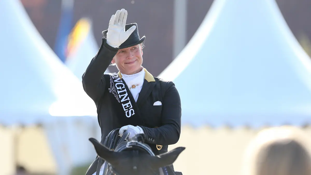 20.09.2020, Nordrhein-Westfalen, Balve: Die Dressurreiterin und deutsche Meisterin Isabell Werth freut sich über ihren Sieg beim Grand Prix Kür der Dressur. Die deutschen Meisterschaften im Dressurreiten finden vom 18. bis 20. September 2020 statt. Foto: Friso Gentsch/dpa +++ dpa-Bildfunk +++