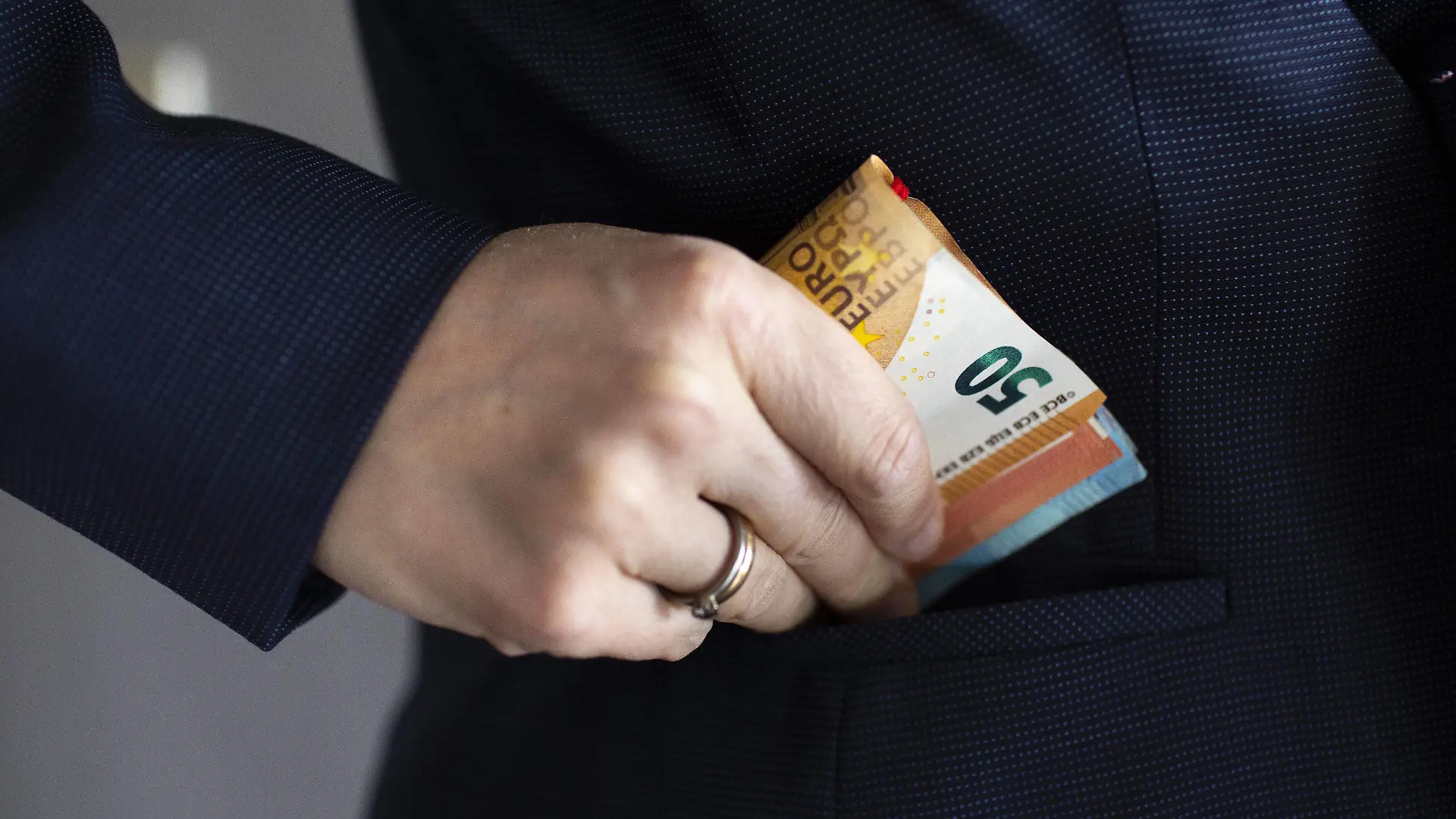  Thema: Geld und Korruption Bonn Deutschland *** Topic Money and Corruption Bonn Germany Copyright: xUtexGrabowsky/photothek.netx