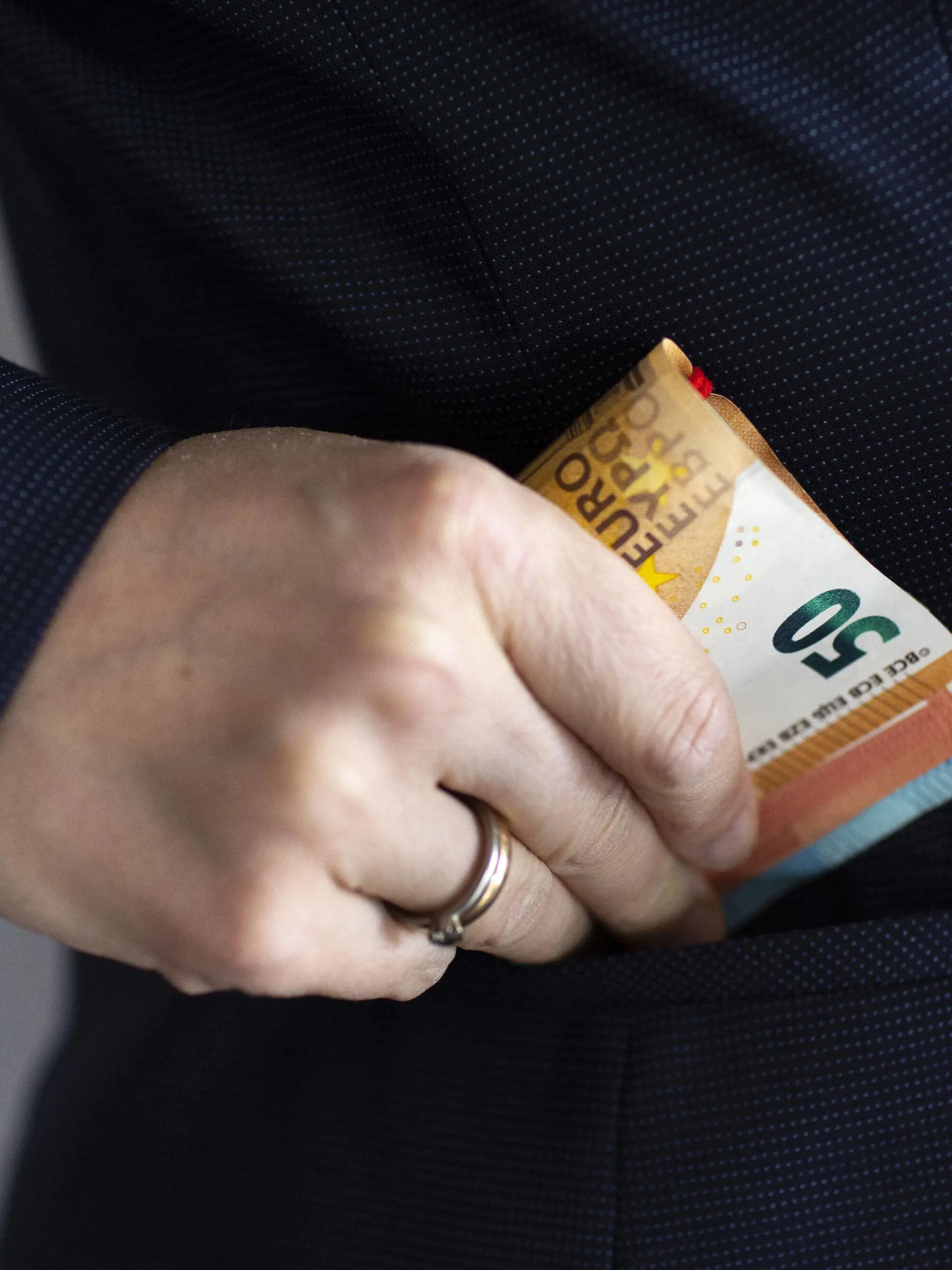  Thema: Geld und Korruption Bonn Deutschland *** Topic Money and Corruption Bonn Germany Copyright: xUtexGrabowsky/photothek.netx