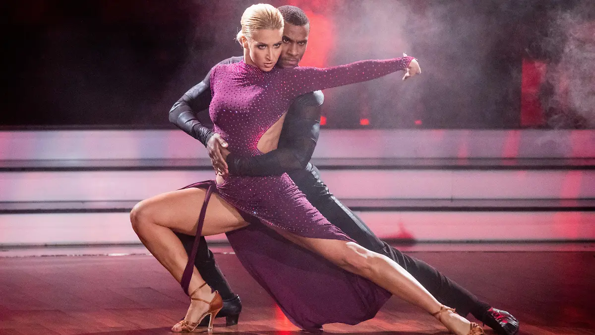 28.02.2020, Nordrhein-Westfalen, Köln: Tijan Njie, Schauspieler, und Kathrin Menzinger, Profitänzerin, tanzen in der RTL-Tanzshow «Let's Dance» im Coloneum. Foto: Rolf Vennenbernd/dpa +++ dpa-Bildfunk +++