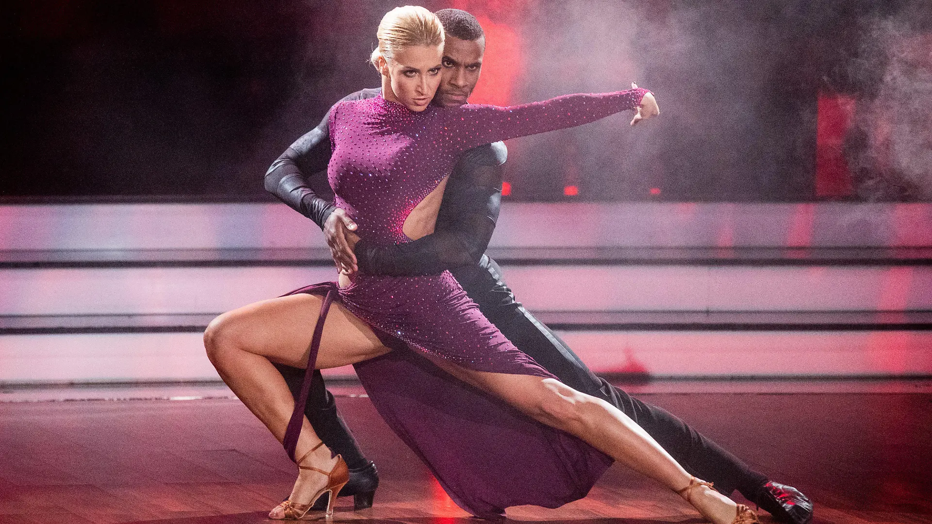 28.02.2020, Nordrhein-Westfalen, Köln: Tijan Njie, Schauspieler, und Kathrin Menzinger, Profitänzerin, tanzen in der RTL-Tanzshow «Let's Dance» im Coloneum. Foto: Rolf Vennenbernd/dpa +++ dpa-Bildfunk +++