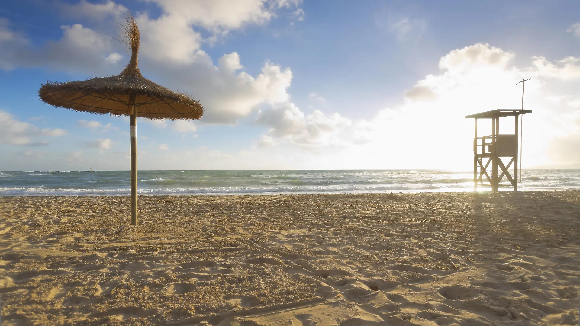 Spain, Baleares, Mallorca, view to empty beach with beach umbrella and attendant s tower PUBLICATIONxINxGERxSUIxAUTxHUNxONLY MSF004326