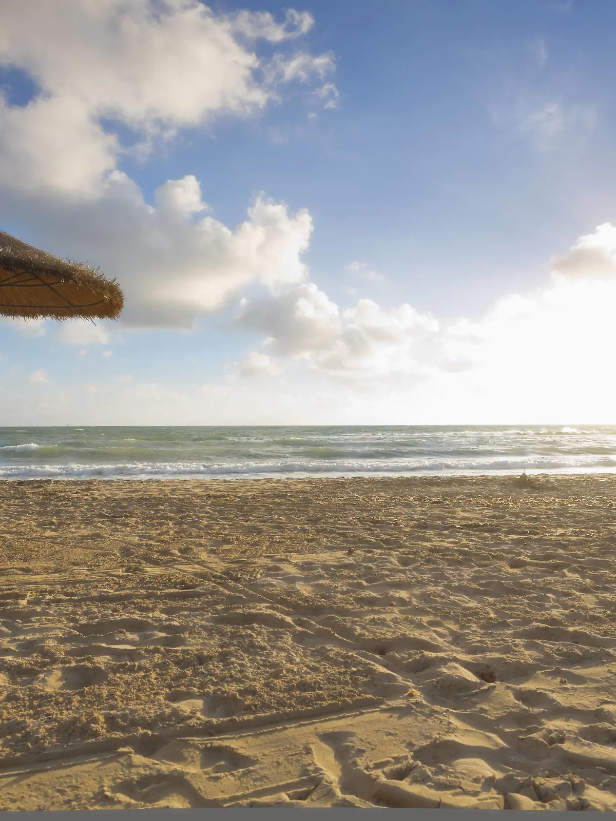  Spain, Baleares, Mallorca, view to empty beach with beach umbrella and attendant s tower PUBLICATIONxINxGERxSUIxAUTxHUNxONLY MSF004326