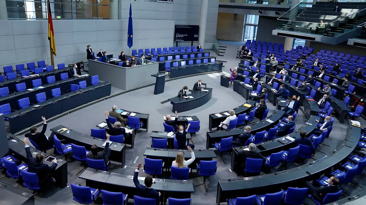 B90/Gruenen fordern die Anwesenheit von Minister Scholz bei der 208. Sitzung und Debatte des Deutschen Bundestag in Berlin Aktuell, 10.02.2021, Berlin, Eklat im Bundestag B90/Gruenen bei dem Antrag der Anwesenheit von Olaf Scholz bei der Aktuelle Stunde zu den juengsten Entwicklungen in Russland bei der 208. Sitzung des Deutschen Bundestag in Berlin - hier bei der Abstimmung von Petra Pau ueber den Antrag im Plenum Berlin Berlin Deutschland *** B90 Greens demand the presence of Minister Scholz at the 208 session and debate of the German Bundestag in Berlin Current, 10 02 2021, Berlin, clat in the Bundestag B90 Greens at the request of the presence of Olaf Scholz at the current hour on the latest developments in Russia at the 208 session o