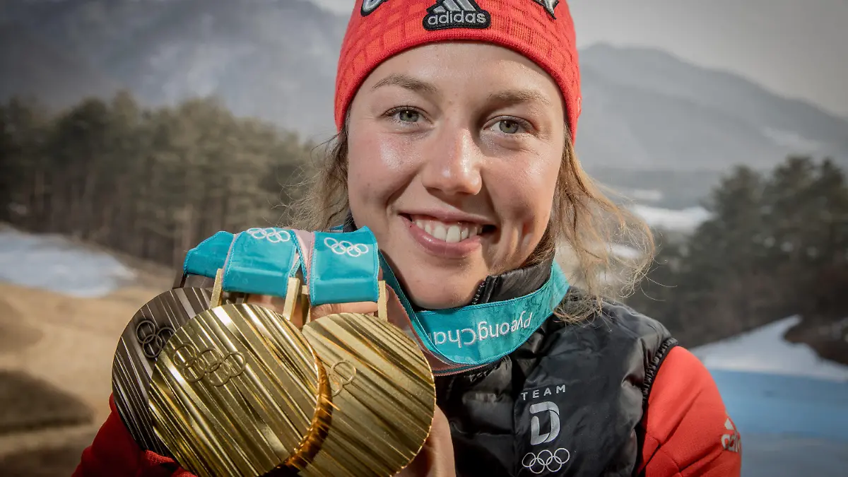 ARCHIV - 23.02.2018, Südkorea, Pyeongchang: Olympia, Biathlon: Die Biathletin Laura Dahlmeier aus Deutschland zeigt ihre Medaillen, die sie bei den Olympischen Spielen 2018 gewonnen hat: Jeweils die Goldmedaille für 7,5 Kilometer Sprint und 10 Kilometer Verfolgung sowie Bronzemedaille (l) für den dritten Platz im Einzelwettkampf über 15 Kilometer. (zu dpa «Biathlon-Olympia
siegerin Dahlmeier beendet Karriere») Foto: Michael Kappeler/dpa +++ dpa-Bildfunk +++