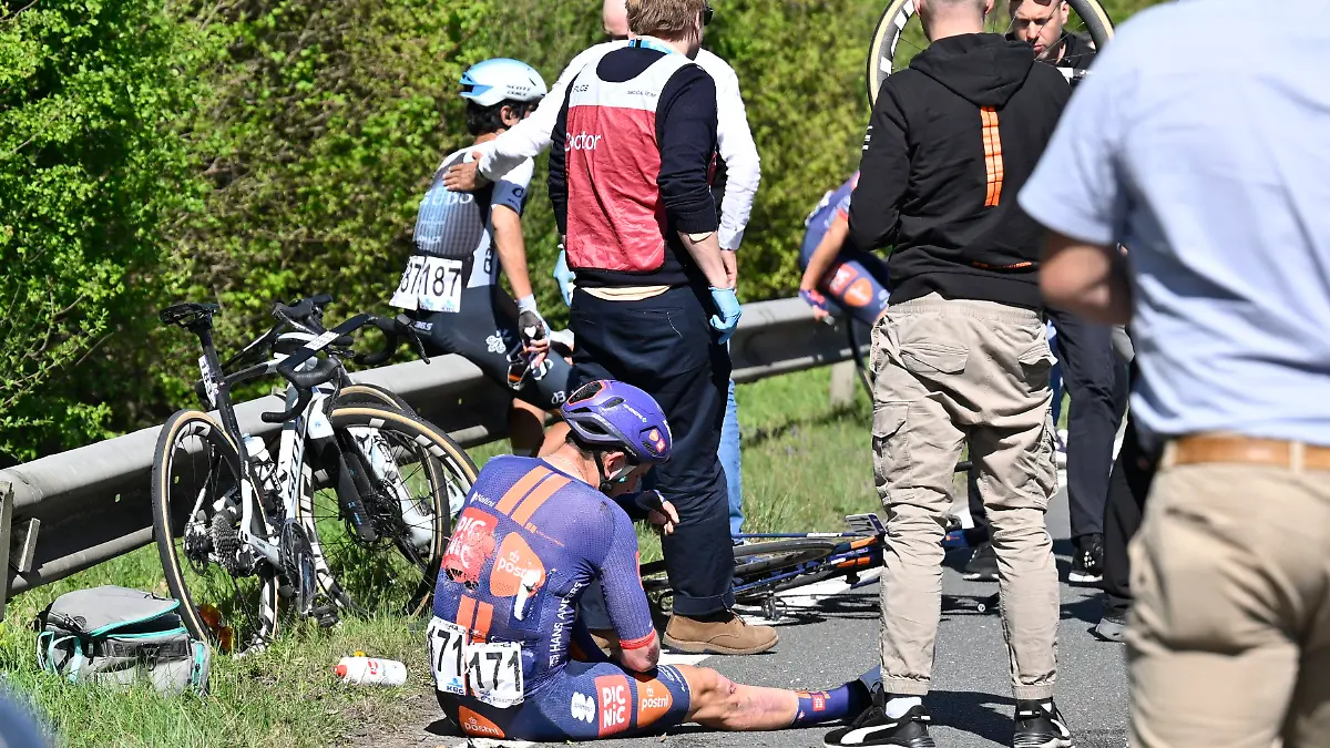 John Degenkolb sitzt nach seinem Sturz beim der Flandern Rundfahrt am 6. April 2025 verletzt auf der Straße.