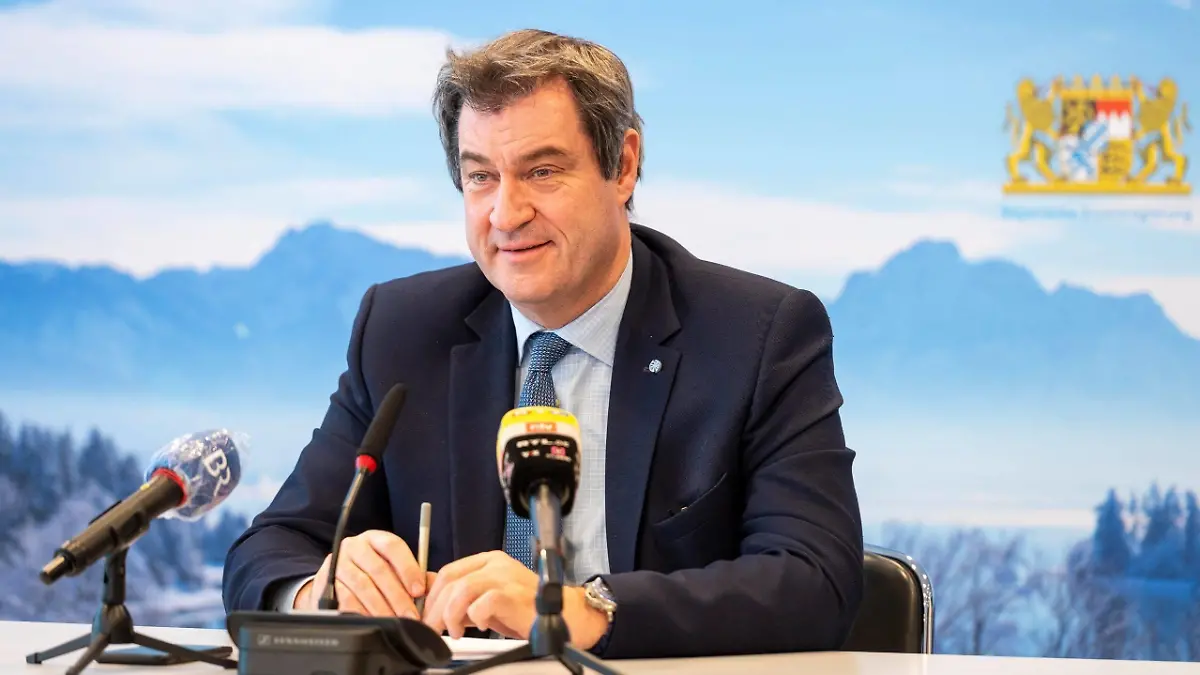 Aus der Bayerischen Staatskanzlei: Ministerpräsident Dr. Markus Söder, MdL, bei der Video-Pressekonferenz mit dem sächsischen Ministerpräsidenten Michael Kretschmer. Am 1. März 2021 haben Ministerpräsident Dr. Markus Söder und der sächsische Ministerpräsident Michael Kretschmer im Rahmen einer Video-Pressekonferenz über einen 10-Punkte-Plan für eine Covid-19-Allianz zwischen Bayern und Sachsen informiert. Ministerprasident Dr. Markus Soder, MdL: Wir brauchen mehr Impfstoff und Schnelltests in den Hotspot-Landkreisen der Grenzregion. Dazu bieten wir Tschechien die Ubernahme von Patienten an. Das Dreilander-Eck als Herz Europas leidet besonders unter Corona. ACHTUNG: Nur redaktionelle Nutzung-Editorial Use Only, mit vollständiger Cred