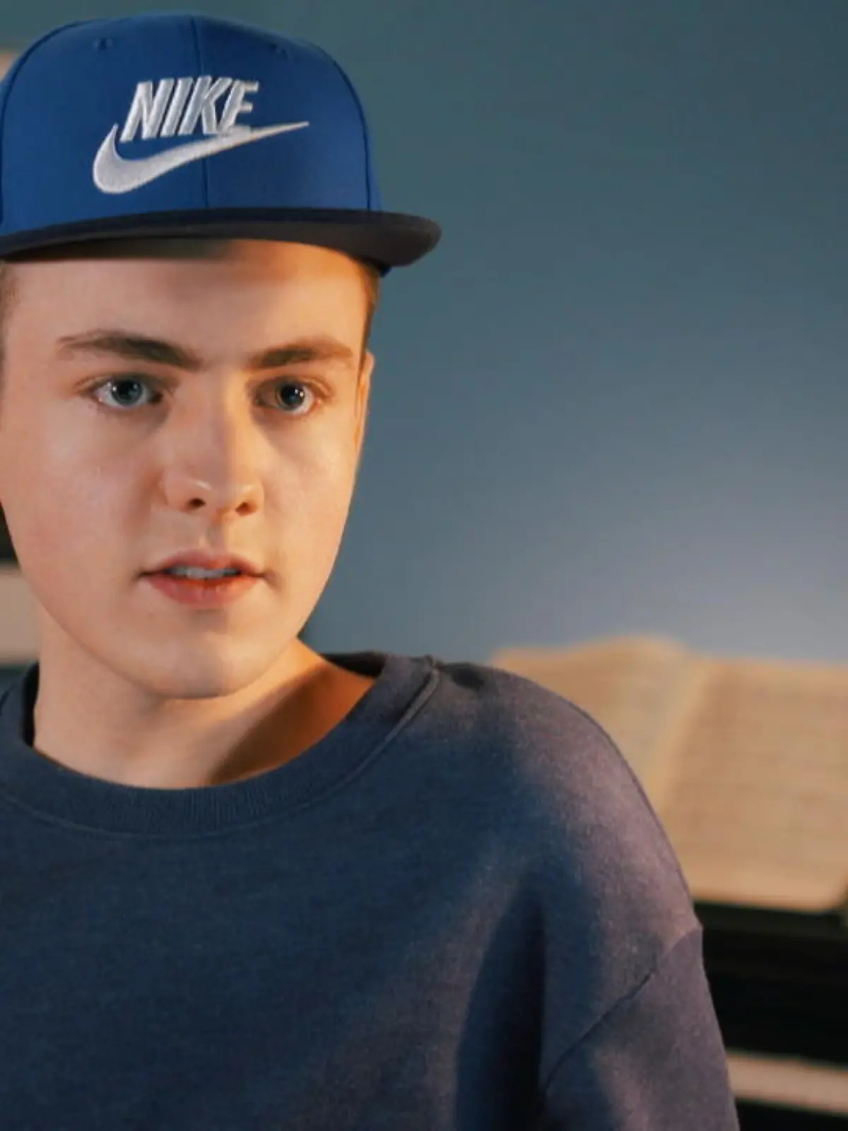 Paul ist 20 Jahre alt. Doch dank seines jungen Aussehens kann er sich im großen RTL-Experiment "Angriff auf unsere Kinder und was WIR dagegen machen können" als zwölfjähriger Junge ausgeben. Wie auch seine zwei Kolleginnen wird der Schauspieler schnell Ziel von sexuellen Angriffen: Per Chat wird er von einem männlichen User verbal belästigt. "In deinem Alter hab ich das schon gemacht", erklärt der User dem vermeintlich Minderjährigen.