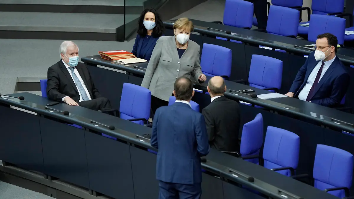 Deutscher Bundestag 203. Sitzung, Plenum und Debatte Aktuell, 13.01.2021, Berlin, Angela Merkel die Bundeskanzlerin der Bundesrepublik Deutschland auf dem Weg zur Regierungsbank bei der 203. Sitzung des Deutschen Bundestag in Berlin Berlin Berlin Deutschland *** German Bundestag 203 session, plenary and debate Current, 13 01 2021, Berlin, Angela Merkel the Chancellor of the Federal Republic of Germany on her way to the government bench during the 203 session of the German Bundestag in Berlin Berlin Germany
