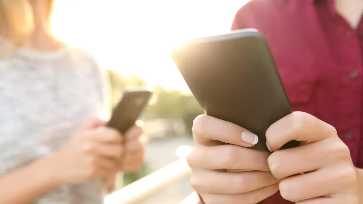 Two girl hands using smart phones ,model released, Symbolfoto PUBLICATIONxINxGERxSUIxAUTxONLY Copyright: xAntonioGuillemx Panthermedia26603737