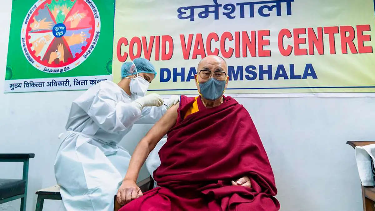 HANDOUT - 06.03.2021, Indien, Dharamsala: Der Dalai Lama, das tibetische geistliche Oberhaupt, erhält eine Impfung gegen das Coronavirus im Zonal Hospital. Foto: -/Office of his Holiness the Dalai Lama/AP/dpa - ACHTUNG: Nur zur redaktionellen Verwendung und nur mit vollständiger Nennung des vorstehenden Credits +++ dpa-Bildfunk +++