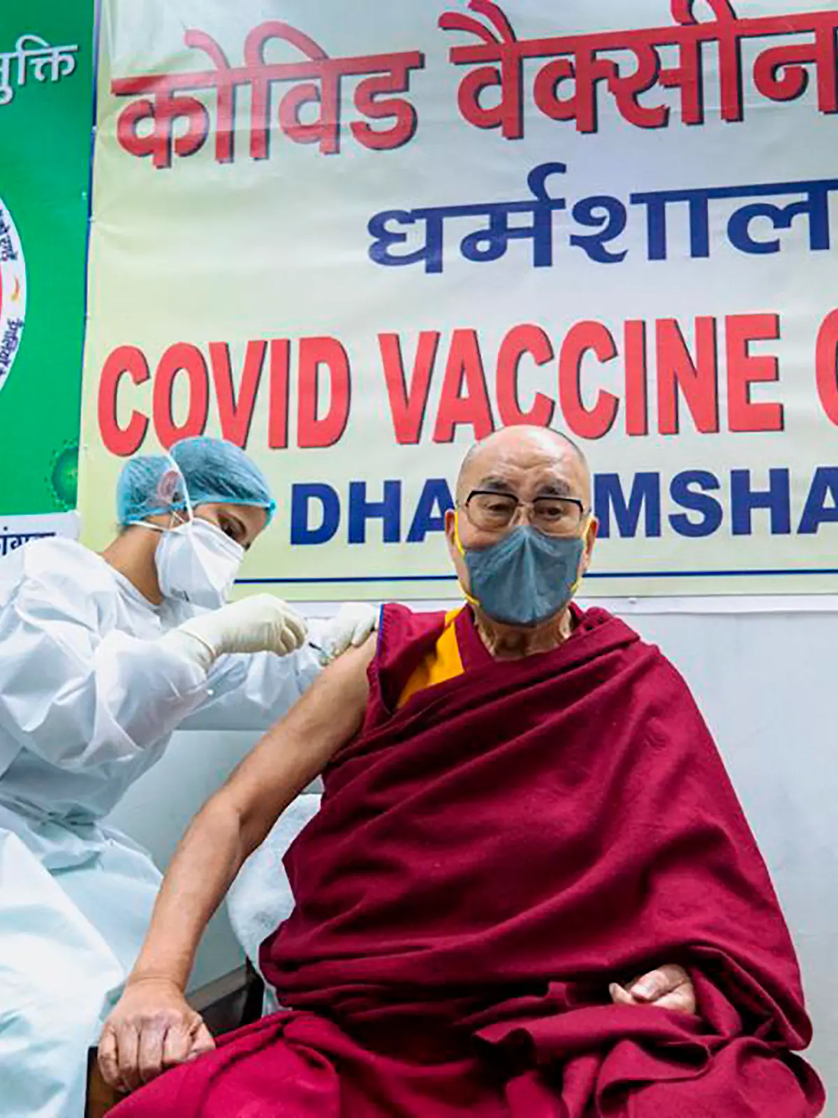 HANDOUT - 06.03.2021, Indien, Dharamsala: Der Dalai Lama, das tibetische geistliche Oberhaupt, erhält eine Impfung gegen das Coronavirus im Zonal Hospital. Foto: -/Office of his Holiness the Dalai Lama/AP/dpa - ACHTUNG: Nur zur redaktionellen Verwendung und nur mit vollständiger Nennung des vorstehenden Credits +++ dpa-Bildfunk +++
