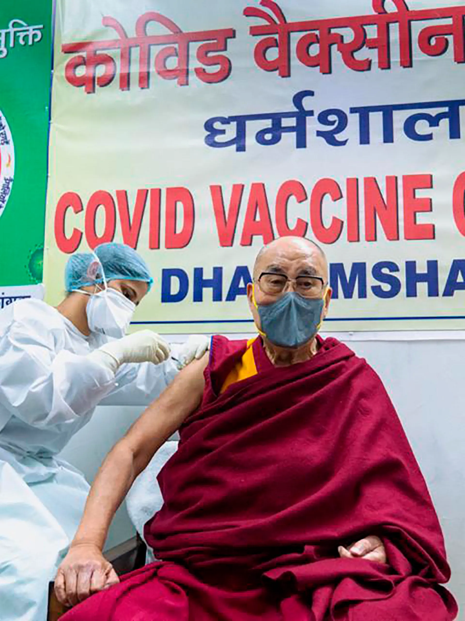 HANDOUT - 06.03.2021, Indien, Dharamsala: Der Dalai Lama, das tibetische geistliche Oberhaupt, erhält eine Impfung gegen das Coronavirus im Zonal Hospital. Foto: -/Office of his Holiness the Dalai Lama/AP/dpa - ACHTUNG: Nur zur redaktionellen Verwendung und nur mit vollständiger Nennung des vorstehenden Credits +++ dpa-Bildfunk +++