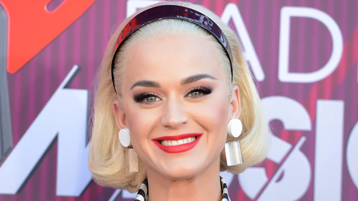 ARCHIV - 14.03.2019, USA, Los Angeles: Katy Perry kommt zur Verleihung der iHeartRadio Music Awards. Die für schräge Aufmachungen bekannte US-Sängerin Katy Perry (35, «Dark Horse») macht ihrem Ruf alle Ehre: Als Handreiniger-Flasche verkleidet wirbt sie in einem Videoclip für die US-Castingshow «American Idol». (zu dpa: "Katy Perry macht im Händedesinfektionskostüm Werbung für Show") Foto: Jordan Strauss/Invision/AP/dpa +++ dpa-Bildfunk +++