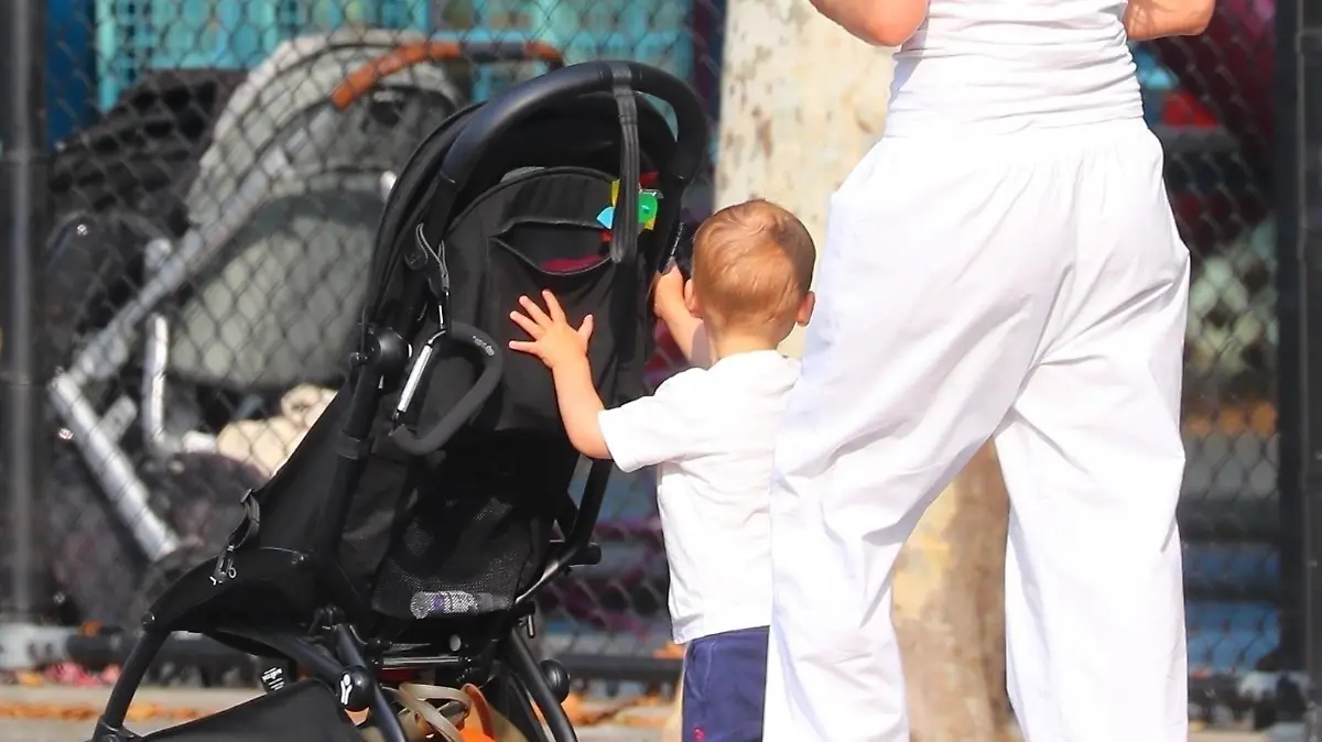 SONDERKONDITIONEN: MINDESTHONORAR: New York City, NY - *EXCLUSIVE* - Actress Jennifer Lawrence was spotted taking her toddler son to the playground for some quality outside time. Dressed in all white, with a pink hat and chic Loewe shades, Jennifer chose to keep her look simple and elegant for the walk. The joyful outing emphasized the star's focus on family time, as she gracefully embraced motherhood.
Pictured: Jennifer Lawrence
BACKGRID USA 21 AUGUST 2023
BYLINE MUST READ: BlayzenPhotos / BACKGRID