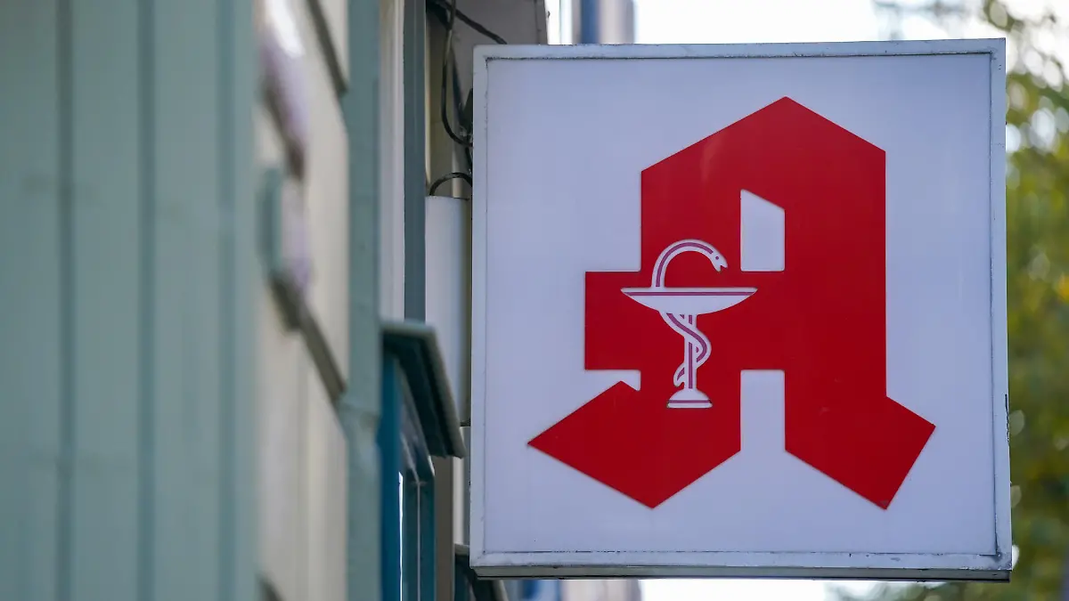 ARCHIV - 19.10.2022, Hamburg: Ein Apotheken-Logo hängt an der Eingangsfassade einer Apotheke im Hamburger Stadtteil St. Pauli. Die Zahl der Apotheken in Deutschland sinkt weiter und ist jetzt unter die Marke von 18 000 gefallen. (zu dpa «Zahl der Apotheken fällt unter Marke von 18 000») Foto: Marcus Brandt/dpa +++ dpa-Bildfunk +++