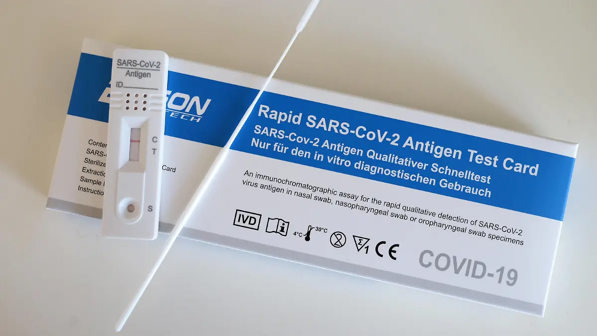 Corona Schnelltest, SARS-CoV-2 Antigen Schnelltest, Negativer Test Corona-Schnelltest am 28.02.2021 in Siegen/Deutschland. *** Corona Rapid Test, SARS CoV 2 Antigen Rapid Test, Negative Test Corona Rapid Test on 28 02 2021 in Siegen Germany