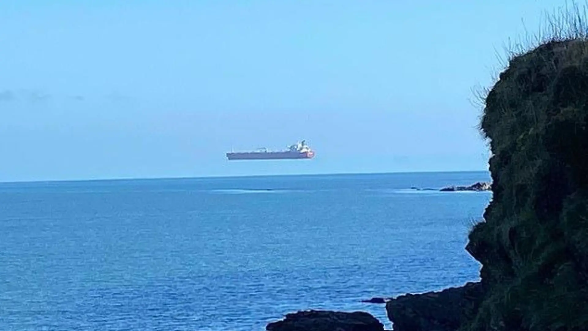 Das Schiff scheint wegen eines seltenen Naturphänomens zu schweben.