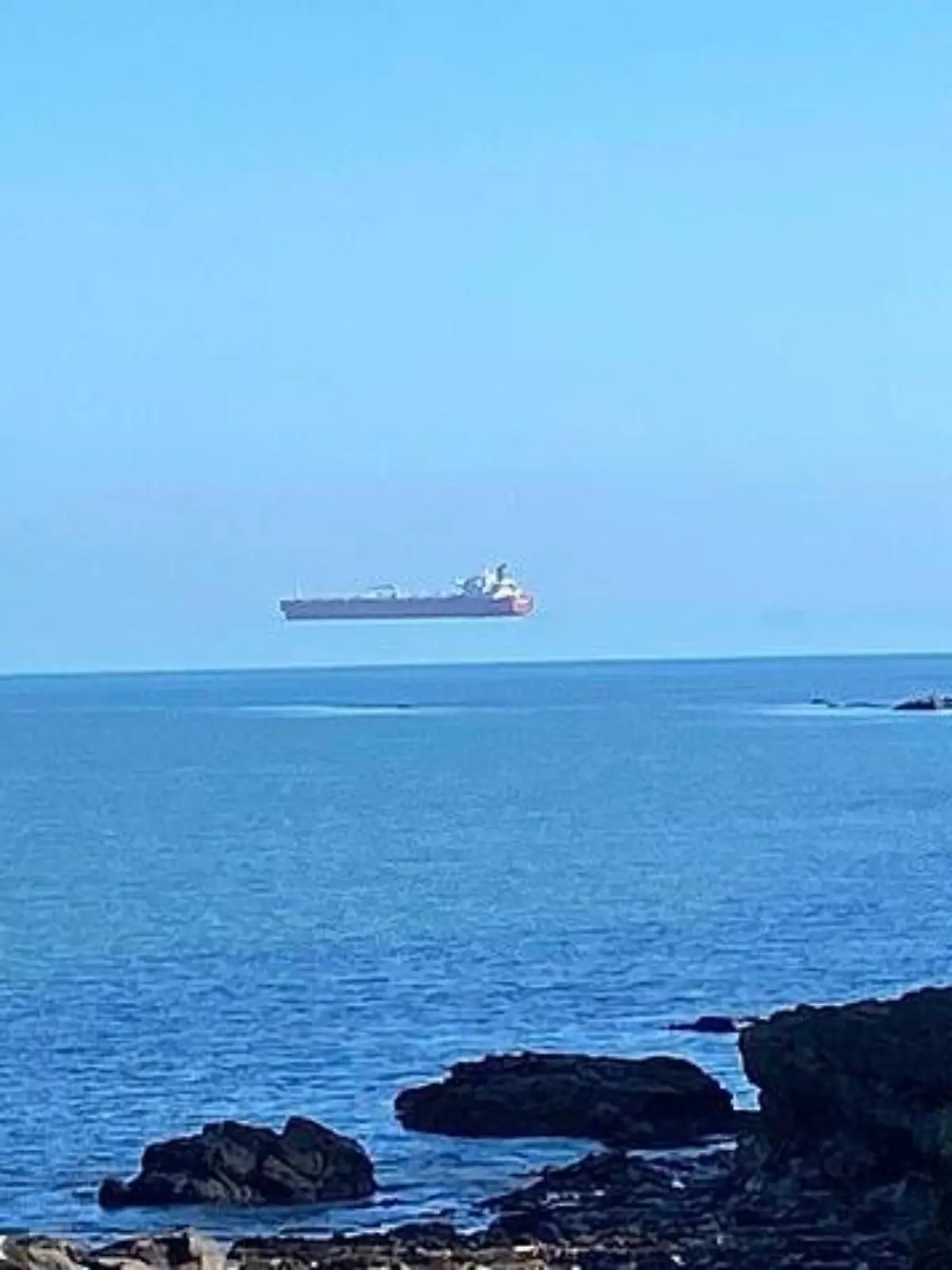 Das Schiff scheint wegen eines seltenen Naturphänomens zu schweben.