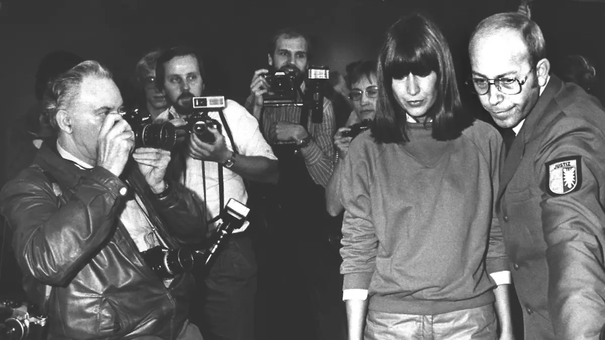 ARCHIV - 02.11.1982, Schleswig-Holstein, Lübeck: Durch einen Pulk von Fotografen geht Marianne Bachmeier (2.v.r) am 02.11.1982 zu ihrem Platz im Gerichtssaal. Am 6. März 1981 erschoss die Gastwirtin Marianne Bachmeier in einem Lübecker Gerichtssaal den mutmaßlichen Mörder ihrer Tochter. (zu dpa "Schüsse im Gericht - Marianne Bachmeier machte Justizgeschichte") Foto: picture alliance / dpa +++ dpa-Bildfunk +++