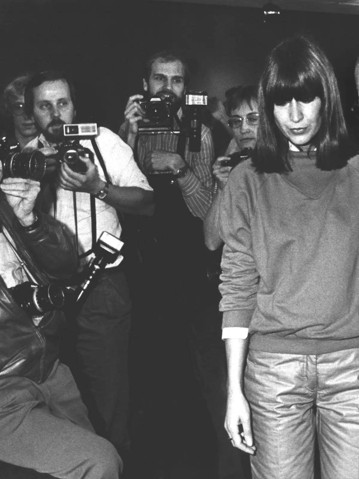 ARCHIV - 02.11.1982, Schleswig-Holstein, Lübeck: Durch einen Pulk von Fotografen geht Marianne Bachmeier (2.v.r) am 02.11.1982 zu ihrem Platz im Gerichtssaal. Am 6. März 1981 erschoss die Gastwirtin Marianne Bachmeier in einem Lübecker Gerichtssaal den mutmaßlichen Mörder ihrer Tochter.  (zu dpa "Schüsse im Gericht - Marianne Bachmeier machte Justizgeschichte") Foto: picture alliance / dpa +++ dpa-Bildfunk +++