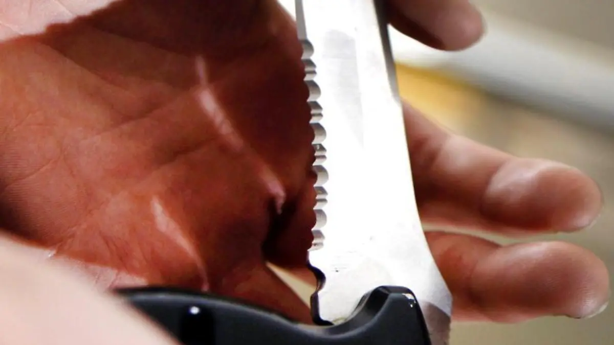 Eine Person hält ein Klappmesser