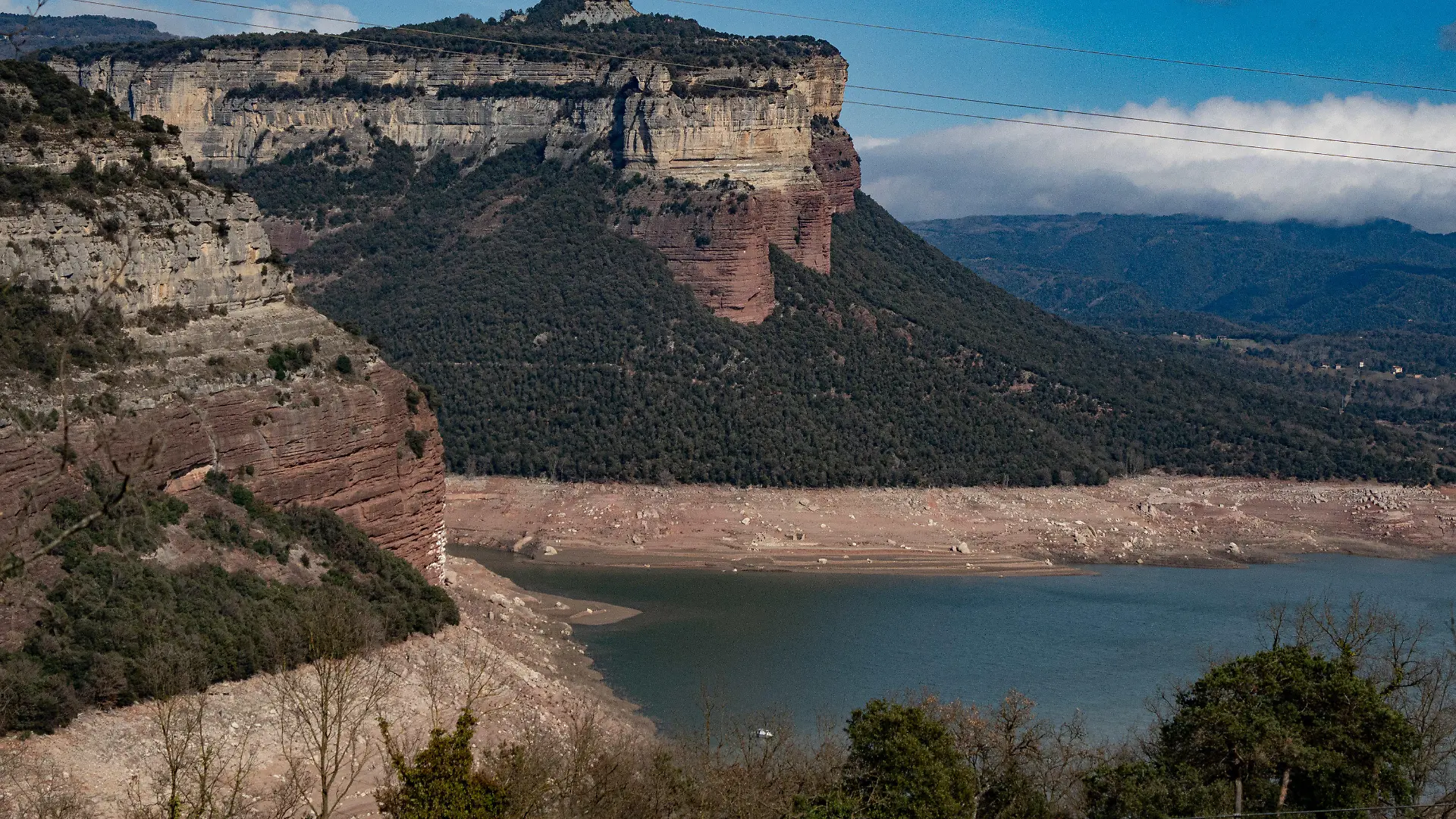 ARCHIV - 22.03.2023, Spanien, Sau: Blick auf den Sau-Stausee in Katalonien, wo der Wasserstand aufgrund der Dürre in der Region sehr niedrig ist. (zu dpa «Dürre im Urlaubsparadies: Drohen Duschverbote und leere Pools?») Foto: Eric Renom/ZUMA Press Wire/dpa +++ dpa-Bildfunk +++