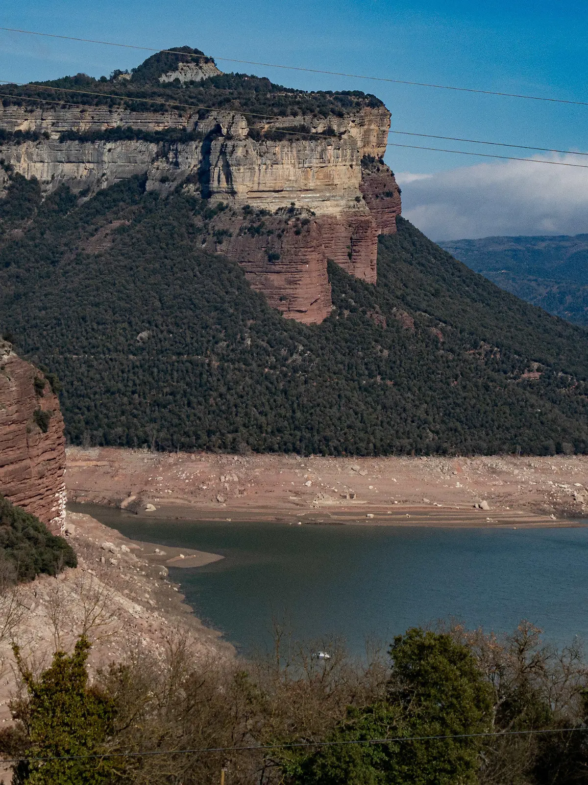 ARCHIV - 22.03.2023, Spanien, Sau: Blick auf den Sau-Stausee in Katalonien, wo der Wasserstand aufgrund der Dürre in der Region sehr niedrig ist. (zu dpa «Dürre im Urlaubsparadies: Drohen Duschverbote und leere Pools?») Foto: Eric Renom/ZUMA Press Wire/dpa +++ dpa-Bildfunk +++