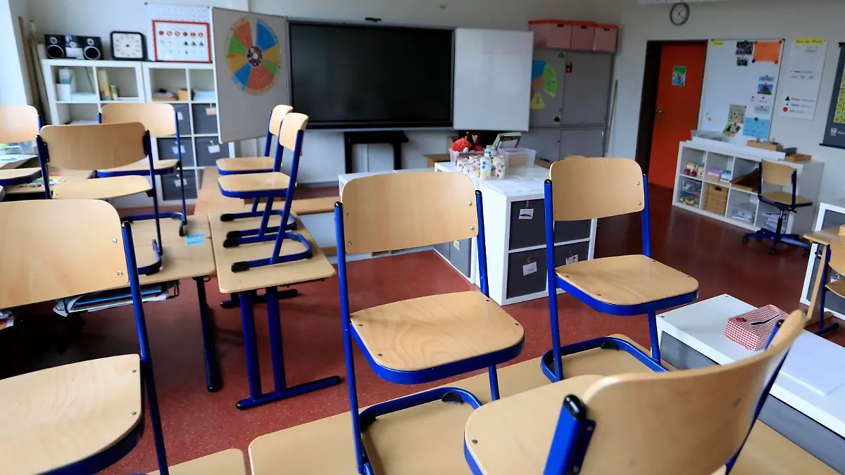  SCHUL LOCKDOWN Schul Lockdown Gebrueder Grimm Schule in Meerbusch Buederich Januar 2021 am 29.Januar 2021 in Meerbusch *** SCHOOL LOCKDOWN School Lockdown Gebrueder Grimm School in Meerbusch Buederich January 2021 on 29 January 2021 in Meerbusch