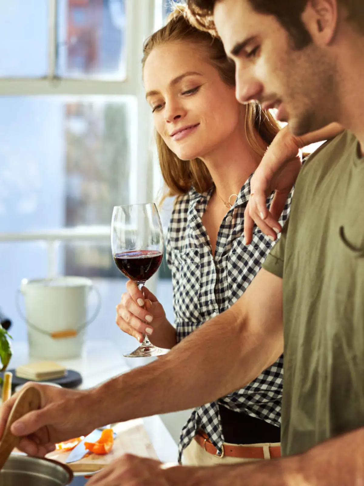 Alkohol verleiht einigen Speisen erst ihr Aroma. Doch inwieweit verflüchtigt er sich beim Kochen`?