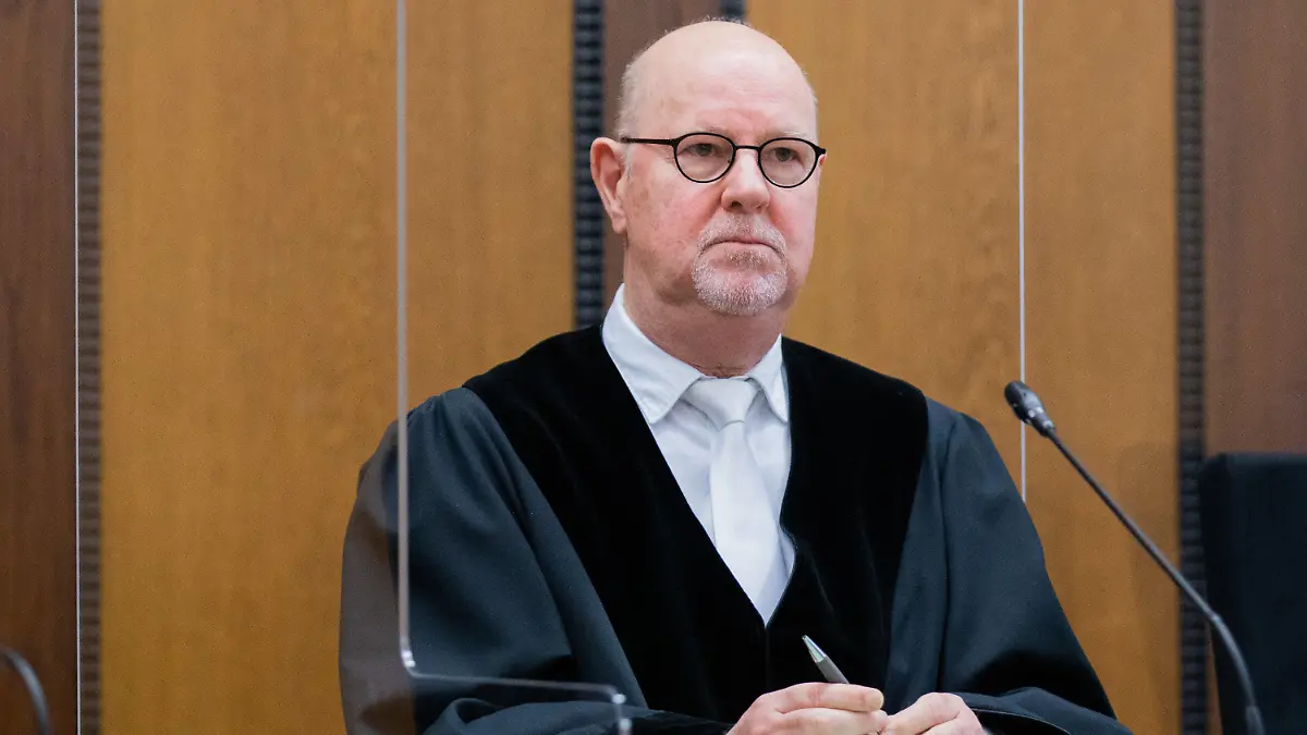 17.11.2020, Nordrhein-Westfalen, Mönchengladbach: Lothar Beckers, Vorsitzender Richter, sitzt in einem Gerichtssaal des Landgerichts. Im Mordfall Greta (3) hat der Prozess gegen eine angeklagte Kita-Erzieherin begonnen. Die Erzieherin soll im April 2020 in einer Kita in Viersen am Niederrhein einem kleinen Mädchen während des Mittagsschlafs den Brustkorb bis zum Atemstillstand zusammengedrückt haben. Die Angeklagte soll in mehreren Einrichtungen immer wieder anvertrauten Kindern den Brustkorb fest zusammengepresst und sie damit in Lebensgefahr gebracht haben. Foto: Rolf Vennenbernd/dpa +++ dpa-Bildfunk +++