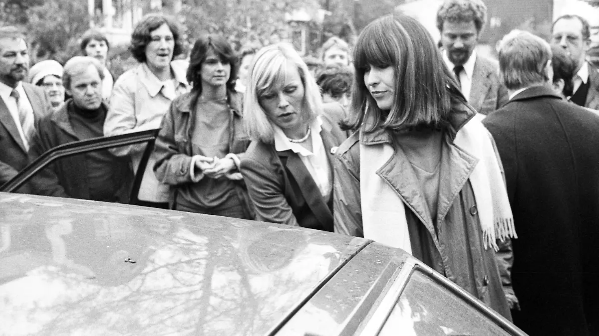 Marianne Bachmeier 11/82 hör Der Prozess Marianne Bachmeier am 2. November 1982 Frau deutsch Deutsche Mutter Mörderin Mord Kriminalfall Fall Kriminalität kriminell Verbrechen Verbrecherin tötete im Gerichtssaal Saal Gericht den mutmaßlichen Mörder ihrer Tochter Anna Bachmeier Klaus Grabowski erschoss ihn erschießen Schuss mehrere Schüsse in den Rücken Pistole Waffe Rache Rächerin Racheakt Selbstjustiz Verurteilung verurteil 1996 an Krebs gestorben dunkelhaarig langhaarig schulterlang Pony leger Mantel Schal Menschen Menschenmasse Fotografen Journalisten Schaulustige Medien Medienereignis ernst einsteigen einsteigend Auto Querformat quer Portrait halb sw