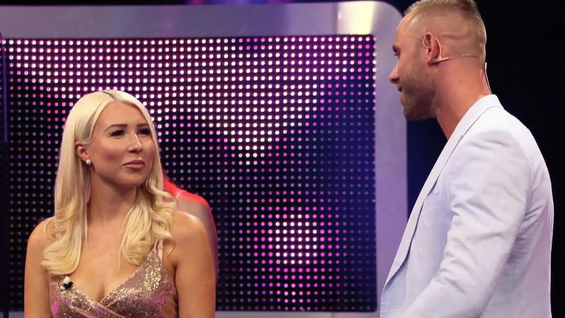 Juls: "Ich brauche ein Long Chicken und das ist er!" "Take Me Out": Single Max hat sie umgehauen