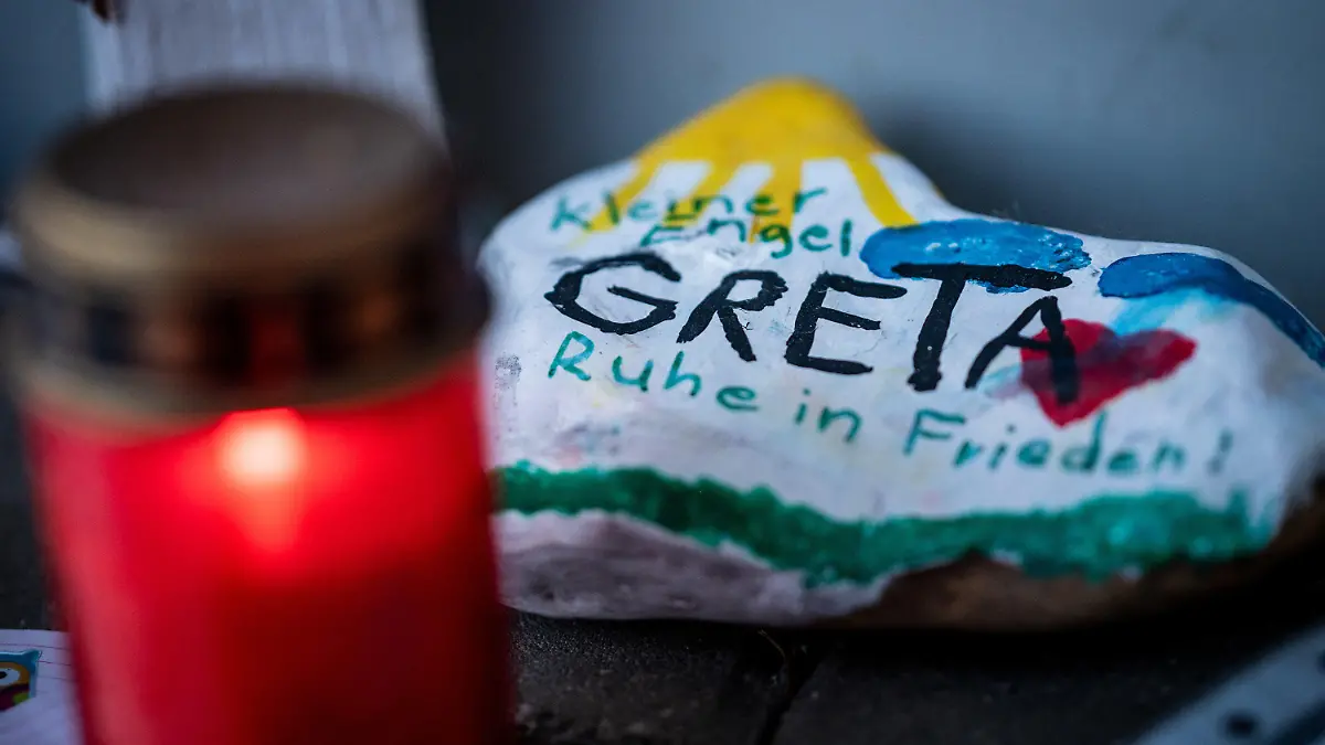 ARCHIV - 03.06.2020, Nordrhein-Westfalen, Viersen: Bemalte Steine und Kerzen liegen vor dem Eingang einer Kindertagesstätte. Elf Monate nach dem mutmaßlichen Mord an der kleinen Greta in einer Viersener Kita wird an diesem Freitag das Urteil erwartet. Angeklagt ist am Landgericht Mönchengladbach die 25-jährige Erzieherin des kleinen Mädchens. Sie soll das Kind erstickt haben, beteuerte aber bis zuletzt ihre Unschuld. (zu dpa "Urteil im Mordfall Greta erwartet") Foto: Bernd Thissen/dpa +++ dpa-Bildfunk +++