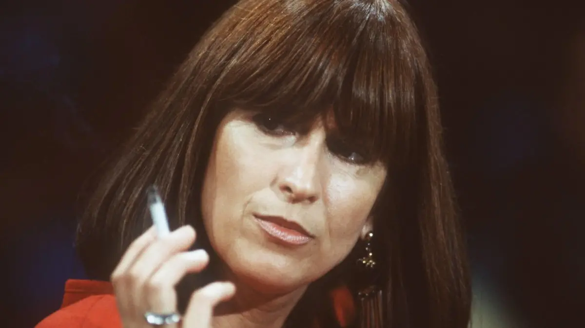 Marianne Bachmeier 03/91 - Frau Mutter Mörderin Mord Kriminalfall Fall Kriminalität kriminell Verbrechen Verbrecherin tötete im Gerichtssaal Saal Gericht den mutmaßlichen Mörder ihrer Tochter Anna Bachmeier Klaus Grabowski erschoss ihn erschießen Schuss sechs Schüsse Rache Rächerin Selbstjustiz während Prozess dunkelhaarig langhaarig Schmuck Ohrring leger Sweatshirt rot sitzend Saal Studio dunkel Show Talkshow Portrait quer nachdenklich sprechend Zigarette haltend nervös hektisch fahrig