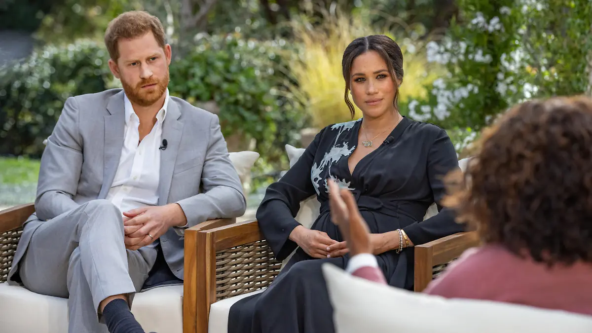 HANDOUT - 16.02.2021, ---: Die US-Starmoderatorin Oprah Winfrey (r) spricht während eines Interviews mit dem britischen Prinz Harry und seiner Ehefrau Herzogin Meghan. Um das noch nicht ausgestrahlte Interview ist, glaubt man Royals-Experten in London, nun ein heftiger Streit entbrannt. Es wird erwartet, dass Meghan scharf gegen den Palast schießt. Foto: Joe Pugliese/Harpo Productions/PA Media/dpa - ACHTUNG: Nur zur redaktionellen Verwendung im Zusammenhang mit der aktuellen Berichterstattung und nur mit vollständiger Nennung des vorstehenden Credits +++ dpa-Bildfunk +++
