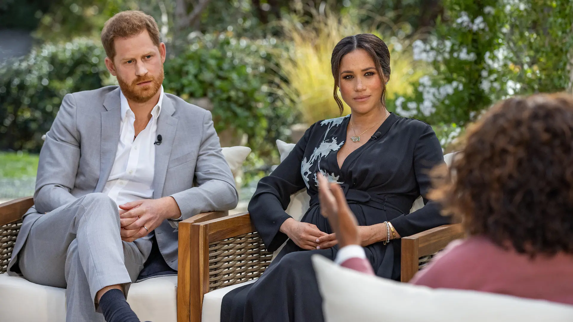 HANDOUT - 16.02.2021, ---: Die US-Starmoderatorin Oprah Winfrey (r) spricht während eines Interviews mit dem britischen Prinz Harry und seiner Ehefrau Herzogin Meghan. Um das noch nicht ausgestrahlte Interview ist, glaubt man Royals-Experten in London, nun ein heftiger Streit entbrannt. Es wird erwartet, dass Meghan scharf gegen den Palast schießt. Foto: Joe Pugliese/Harpo Productions/PA Media/dpa - ACHTUNG: Nur zur redaktionellen Verwendung im Zusammenhang mit der aktuellen Berichterstattung und nur mit vollständiger Nennung des vorstehenden Credits +++ dpa-Bildfunk +++