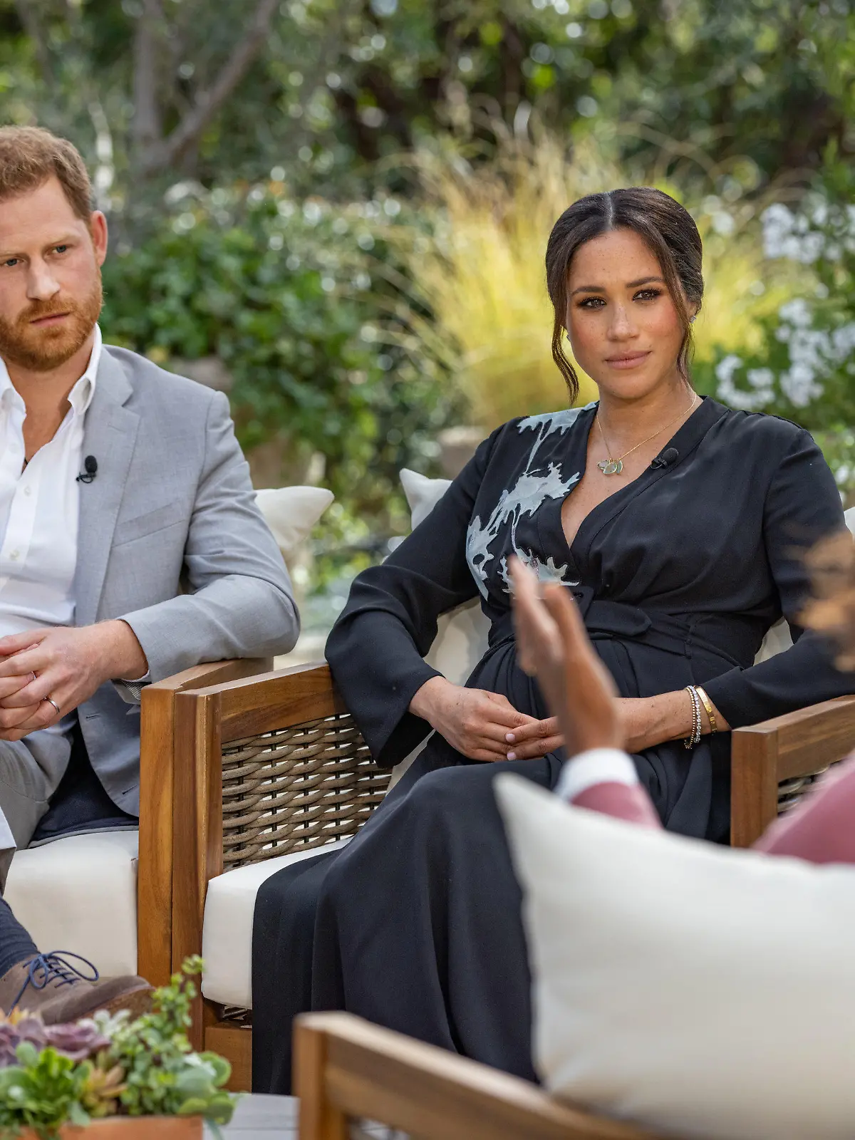 HANDOUT - 16.02.2021, ---: Die US-Starmoderatorin Oprah Winfrey (r) spricht während eines Interviews mit dem britischen Prinz Harry und seiner Ehefrau Herzogin Meghan. Um das noch nicht ausgestrahlte Interview ist, glaubt man Royals-Experten in London, nun ein heftiger Streit entbrannt. Es wird erwartet, dass Meghan scharf gegen den Palast schießt. Foto: Joe Pugliese/Harpo Productions/PA Media/dpa - ACHTUNG: Nur zur redaktionellen Verwendung im Zusammenhang mit der aktuellen Berichterstattung und nur mit vollständiger Nennung des vorstehenden Credits +++ dpa-Bildfunk +++