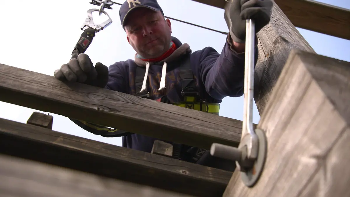 Mechaniker sind für die Wartung der Achterbahnen zuständig