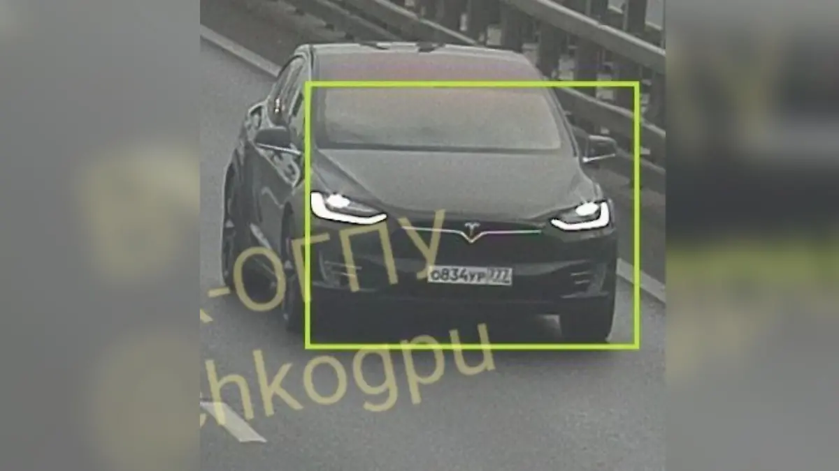Ein Blitzerfoto des Teslas von Nikolai Peskow