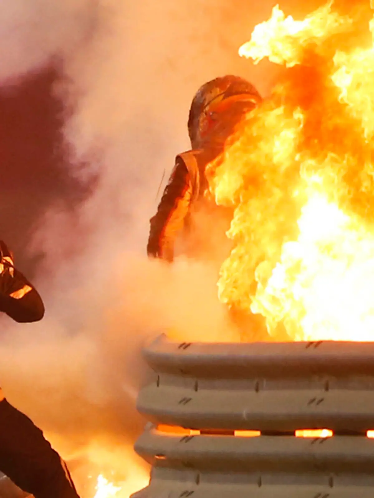  2020 Bahrain GP BAHRAIN INTERNATIONAL CIRCUIT, BAHRAIN - NOVEMBER 29: Romain Grosjean, Haas F1, emerges from flames after a horrific accident on the opening lap of the Bahrain Grand Prix. Marshals extinguish the fire during the Bahrain GP at Bahrain International Circuit on Sunday November 29, 2020 in Sakhir, Bahrain. Photo by Andy Hone / LAT Images Images PUBLICATIONxINxGERxSUIxAUTxHUNxONLY GP2015_151352GP2015_151352_ONZ0009B