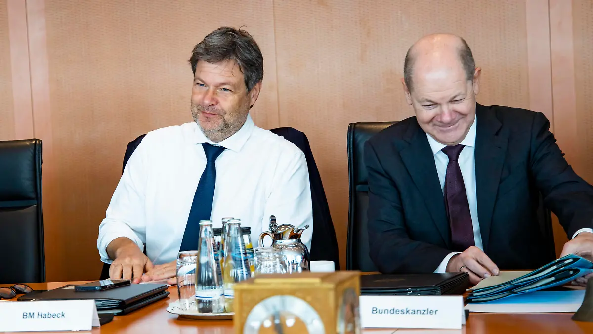 L-R Wirtschaftsminister Robert Habeck und Bundeskanzler Olaf Scholz vor der Kabinettssitzung im Kanzleramt in Berlin am 22. Februar 2023. Kabinettssitzung im Kanzleramt *** L R Economics Minister Robert Habeck and Chancellor Olaf Scholz before the cabinet meeting at the Chancellors Office in Berlin on February 22, 2023 Cabinet meeting at the Chancellors Office.