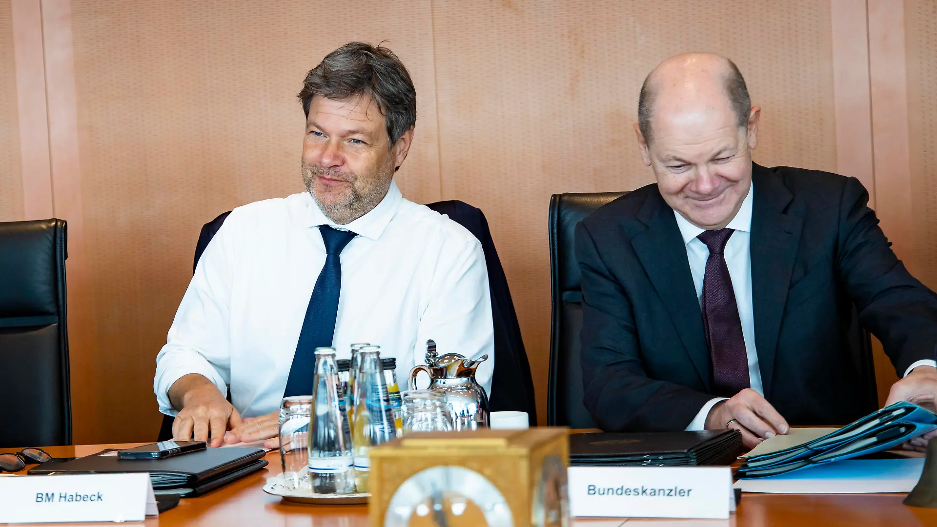 L-R Wirtschaftsminister Robert Habeck und Bundeskanzler Olaf Scholz vor der Kabinettssitzung im Kanzleramt in Berlin am 22. Februar 2023. Kabinettssitzung im Kanzleramt *** L R Economics Minister Robert Habeck and Chancellor Olaf Scholz before the cabinet meeting at the Chancellors Office in Berlin on February 22, 2023 Cabinet meeting at the Chancellors Office.