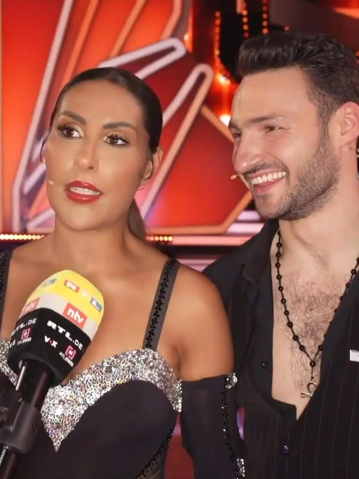 Senna Gammour und Robert Beitsch bekommen 14 Punkte für ihren Tango. Warum Senna mit der Kritik zufrieden, mit sich selbst aber unzufrieden ist, verrät sie oben im Video.
